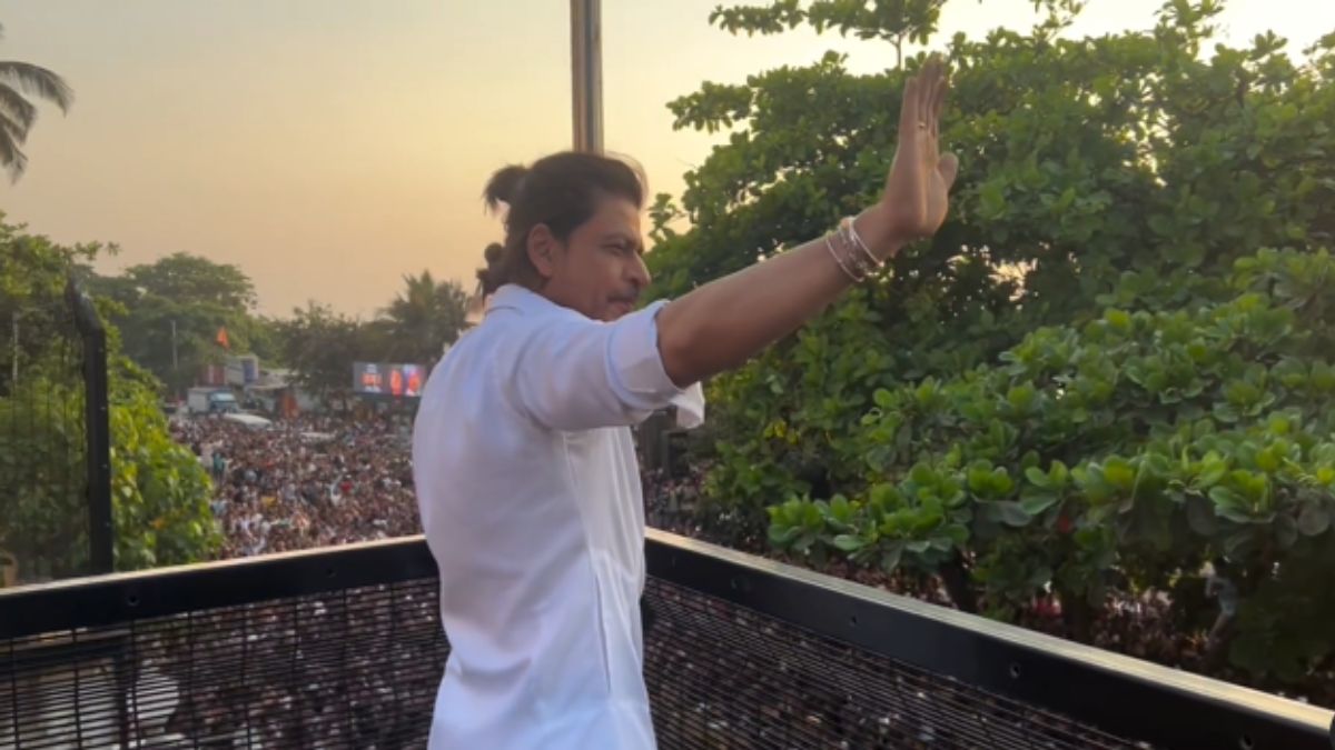 Shah Rukh Khan Greets Sea Of Fans Outside Mannat On Eid; Expresses Gratitude | Watch